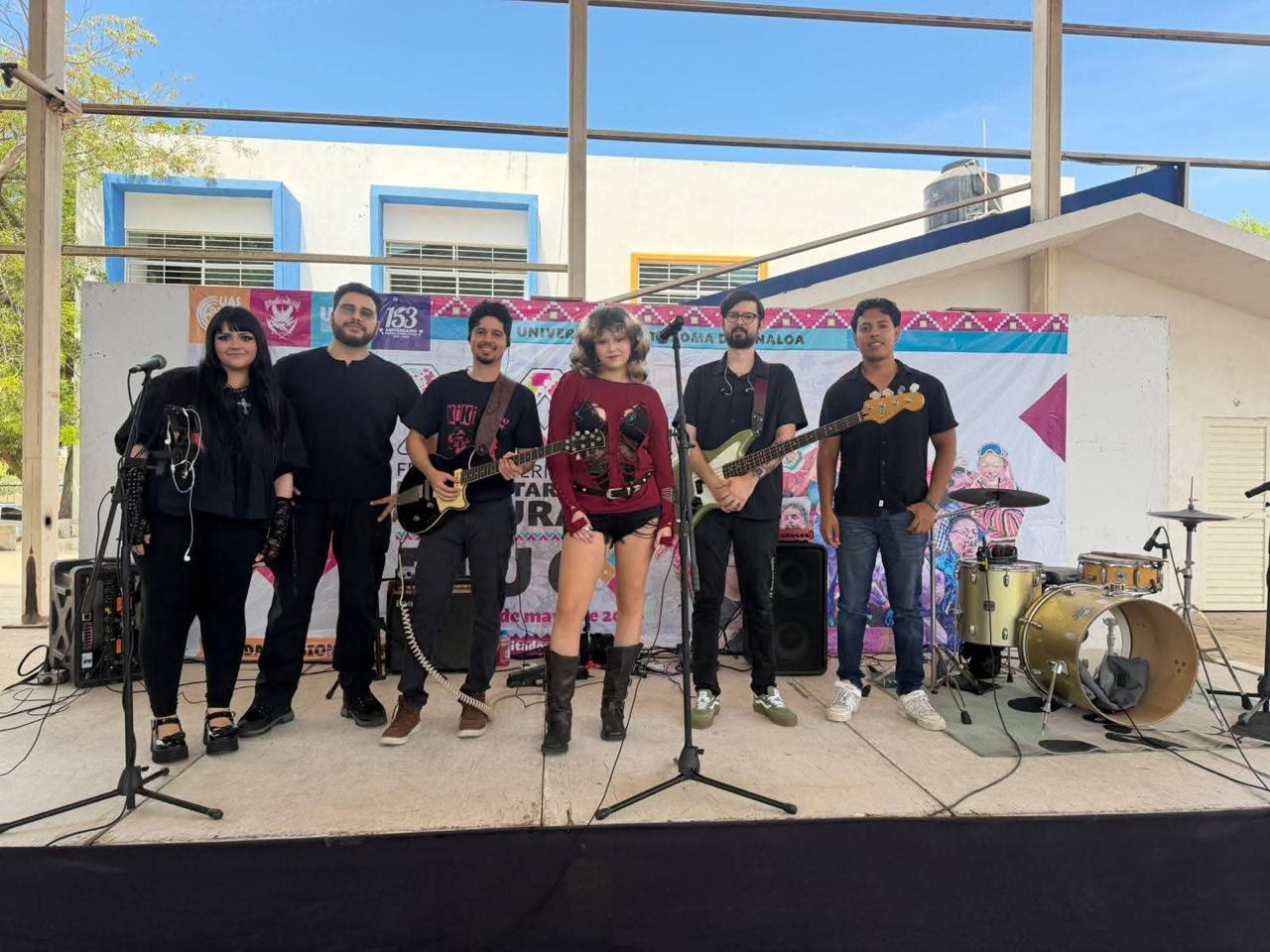 Kiki y Los Corazones Rotos
